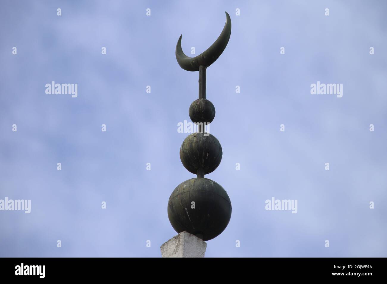 Venafro, Italia - 2 settembre 2021. Venafro, cimitero di guerra, cimitero di guerra francese, cimitero di guerra militare, cimitero di guerra militare di venafro, cimitero francese di venafro, Gumiers, soldati Gumiers, cimitero di Gumiers, Soldati musulmani, Venafro seconda Guerra Mondiale, Italia - 2 settembre 2021. Il minareto nel cimitero militare di guerra francese Foto Stock