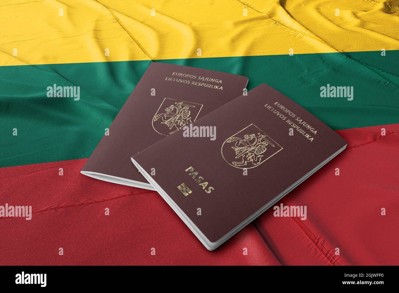 Passaporto lituanien sulla sua bandiera, top shot, il passaporto è la cittadinanza dei cittadini, il passaporto lituano, insieme alla carta d'identità nazionale Foto Stock