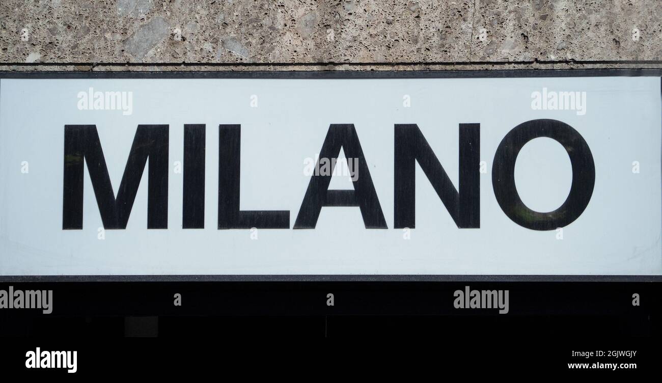 Milano, cartello con scritta nera su sfondo bianco Foto Stock