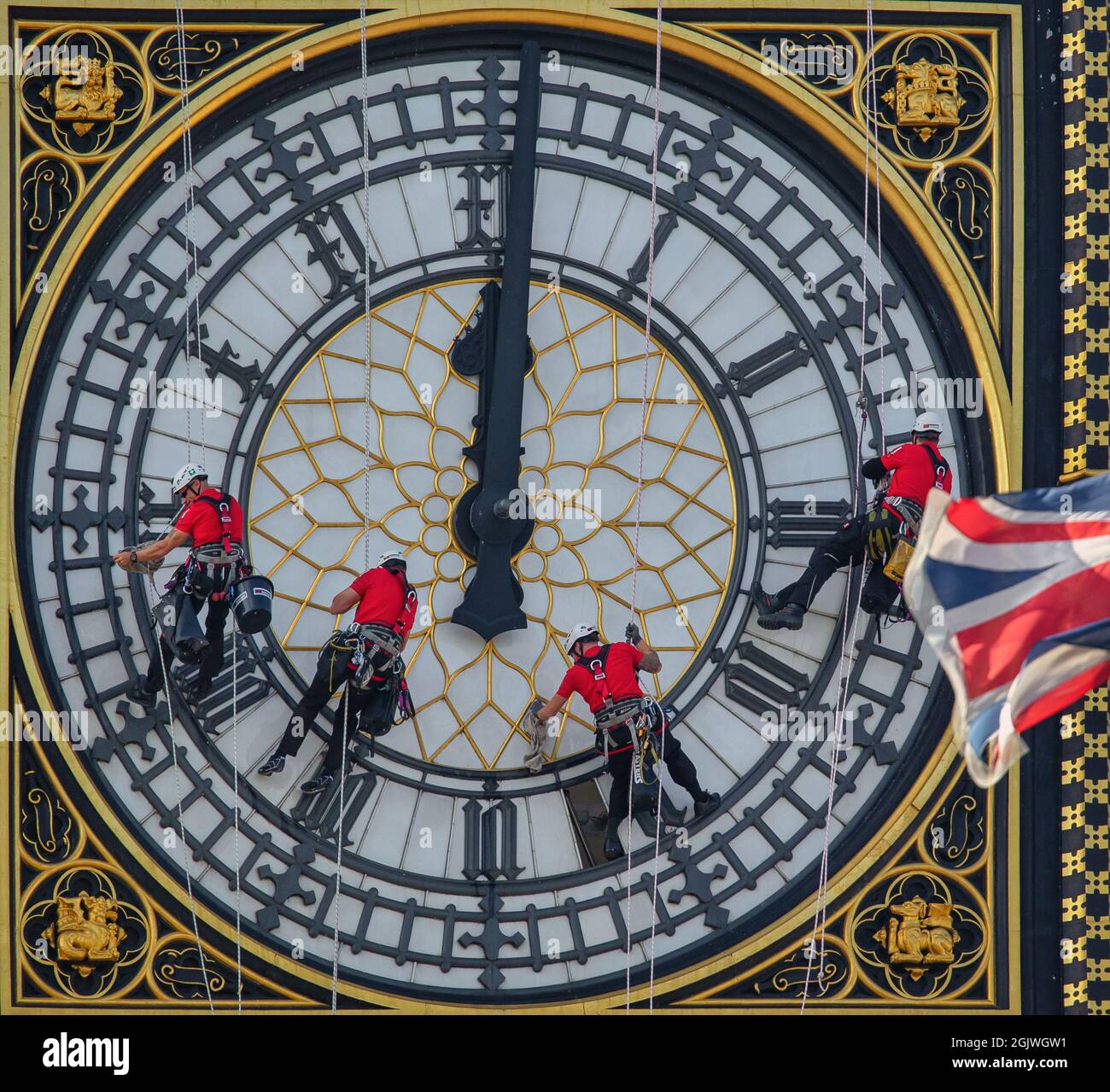 Il quadrante dell'orologio della torre Elisabetta, noto anche come Big ben, riceve un'attesa pulizia. Foto Stock