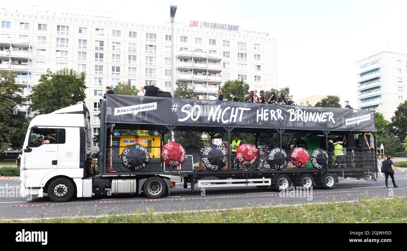 11 settembre 2021, Berlino: Un camion con l'iscrizione 'non come questo signor Brunner' guida attraverso la città durante una processione dimostrativa. L'artista di Monaco Wolfgang Flatz protesta sotto lo slogan 'so nicht Herr Brunner' contro il blocco del suo studio residenziale sul Praterinsel a Monaco dal proprietario U. Brunner. Il monolocale è stato messo a disposizione gratuitamente da Flatz dal proprietario precedente. Brunner, come nuovo proprietario, sta ora prendendo provvedimenti contro questo. Foto: Felix Hörhager/dpa Foto Stock