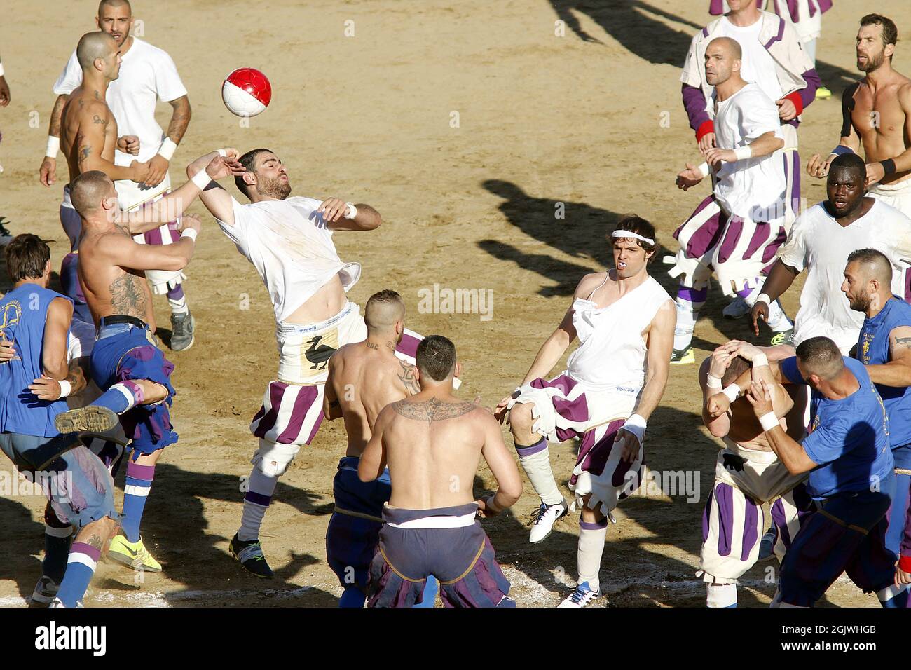 Cacio storico Fiorentino in Piazza Santa Croce Firenze bianchi Azzurrifootball, storico, fiorentino, firenze, piazza, santa croce, tradizioni, sa Foto Stock