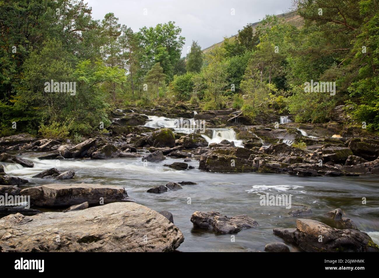 Le Cascate del Dochart sono una cascata di cascate situate sul fiume Dochart a Killin a Stirling, Scozia, vicino all'estremità occidentale del Loch Tay. Foto Stock