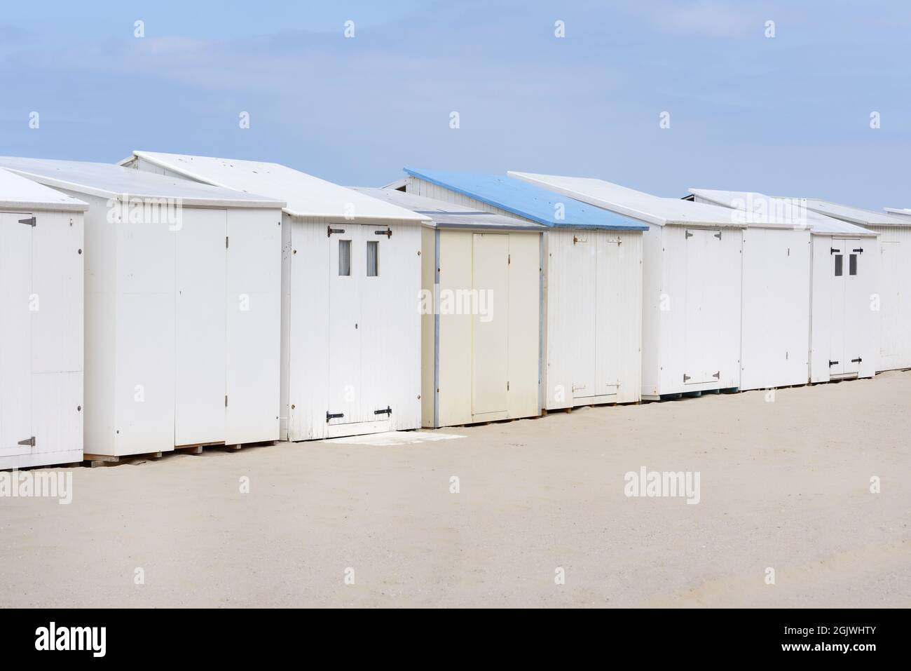 una fila di case bianche chiuse sulla costa settentrionale del mare Foto Stock