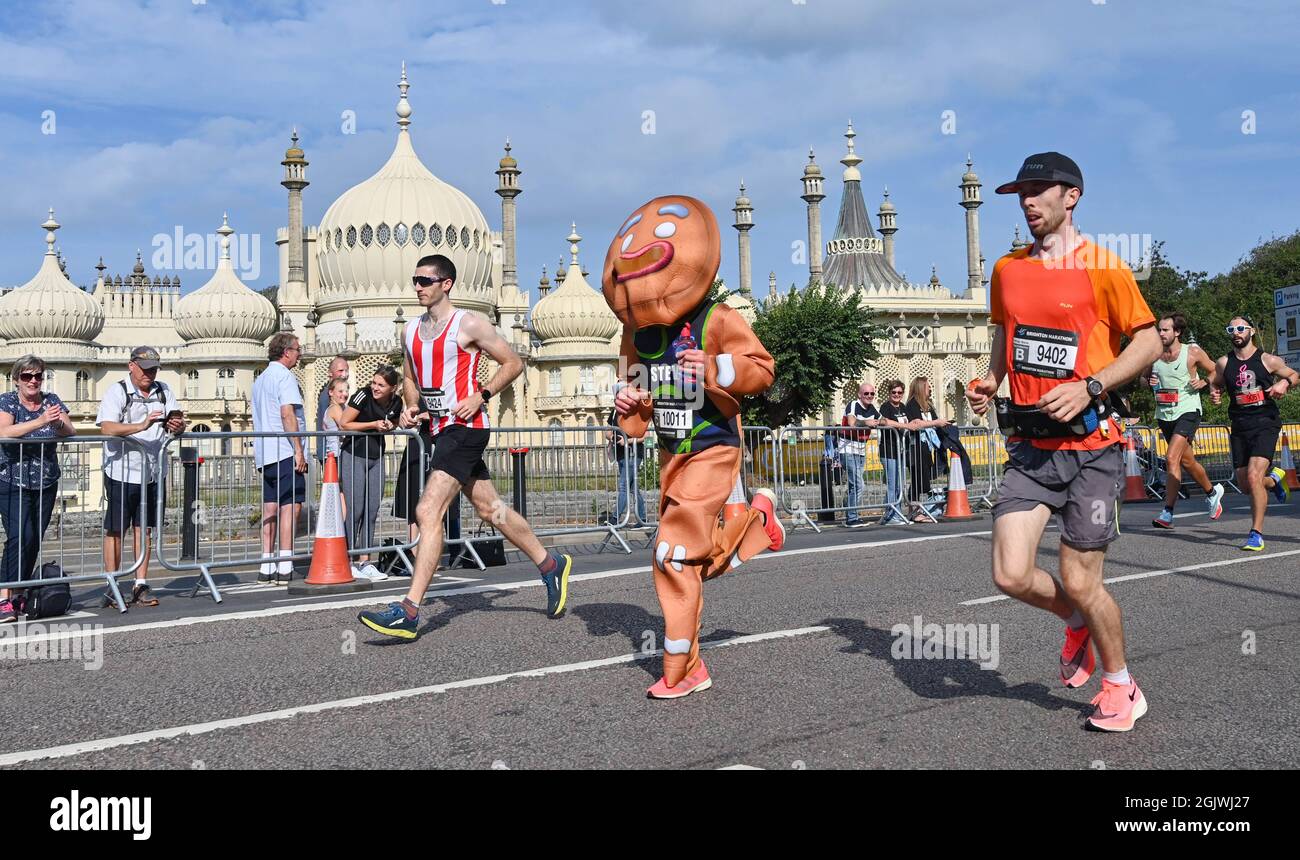 Brighton, Regno Unito. 12 settembre 2021. Migliaia di corridori in abito fantasia prendono parte oggi alla Maratona di Brighton dopo che la corsa degli ultimi anni è stata cancellata a causa delle restrizioni di blocco COVID-19: Credit Simon Dack/Alamy Live News Foto Stock