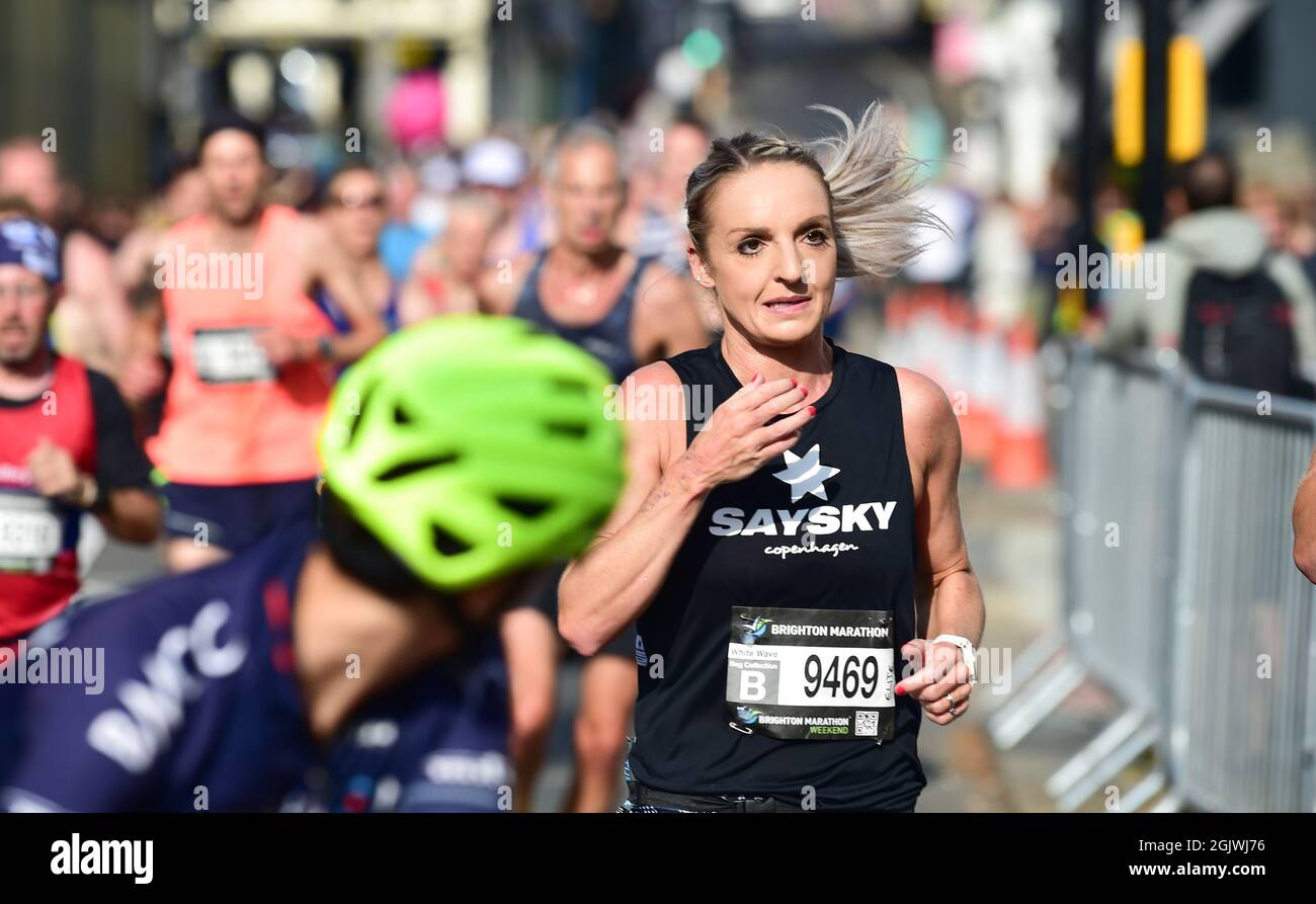 Brighton, Regno Unito. 12 settembre 2021. Migliaia di corridori prendono parte oggi alla maratona di Brighton dopo che la corsa degli ultimi anni è stata cancellata a causa delle restrizioni di blocco COVID-19 : Credit Simon Dack/Alamy Live News Foto Stock