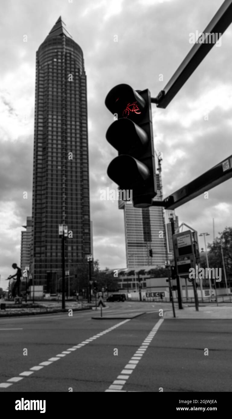 francoforte fiera torre e semaforo rosso per ciclisti, assia, germania Foto Stock