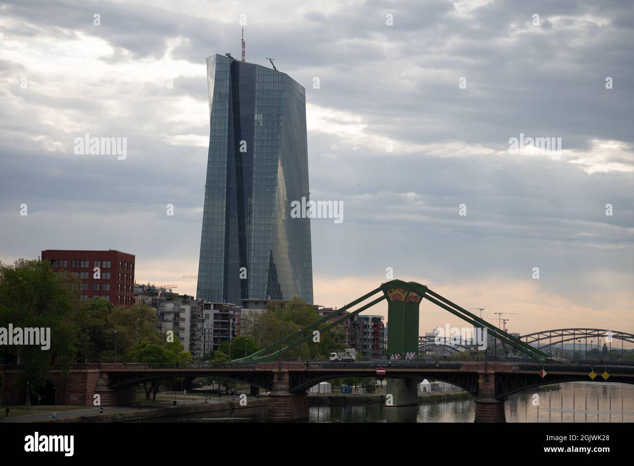 Francoforte,Germania - Aprile 24 2021: La Banca Centrale europea è la banca centrale dell'euro e gestisce la politica monetaria dell'eurozona. Foto Stock