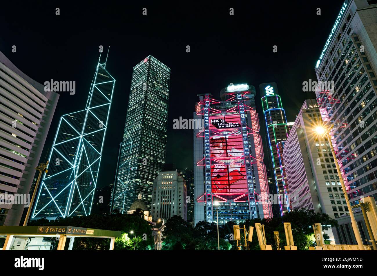 GRATTACIELI CENTRALI, HONG KONG - 12 settembre 2021: Il distretto centrale di Hong Kong ha molti grattacieli. Di notte, l'illuminazione esterna colorata brillano Foto Stock