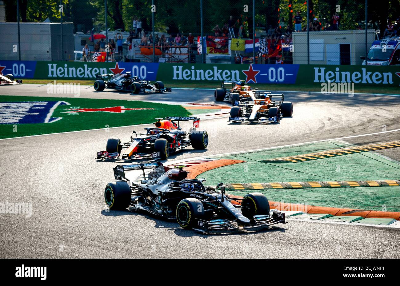 #77 Valtteri Bottas (fin, Mercedes AMG Petronas F1 Team), #33 Max Verstappen (NED, Red Bull Racing), Gran Premio di F1 d'Italia all'Autodromo Nazionale di Monza il 11 settembre 2021 a Monza, Italia. (Foto di HOCH ZWei) Foto Stock