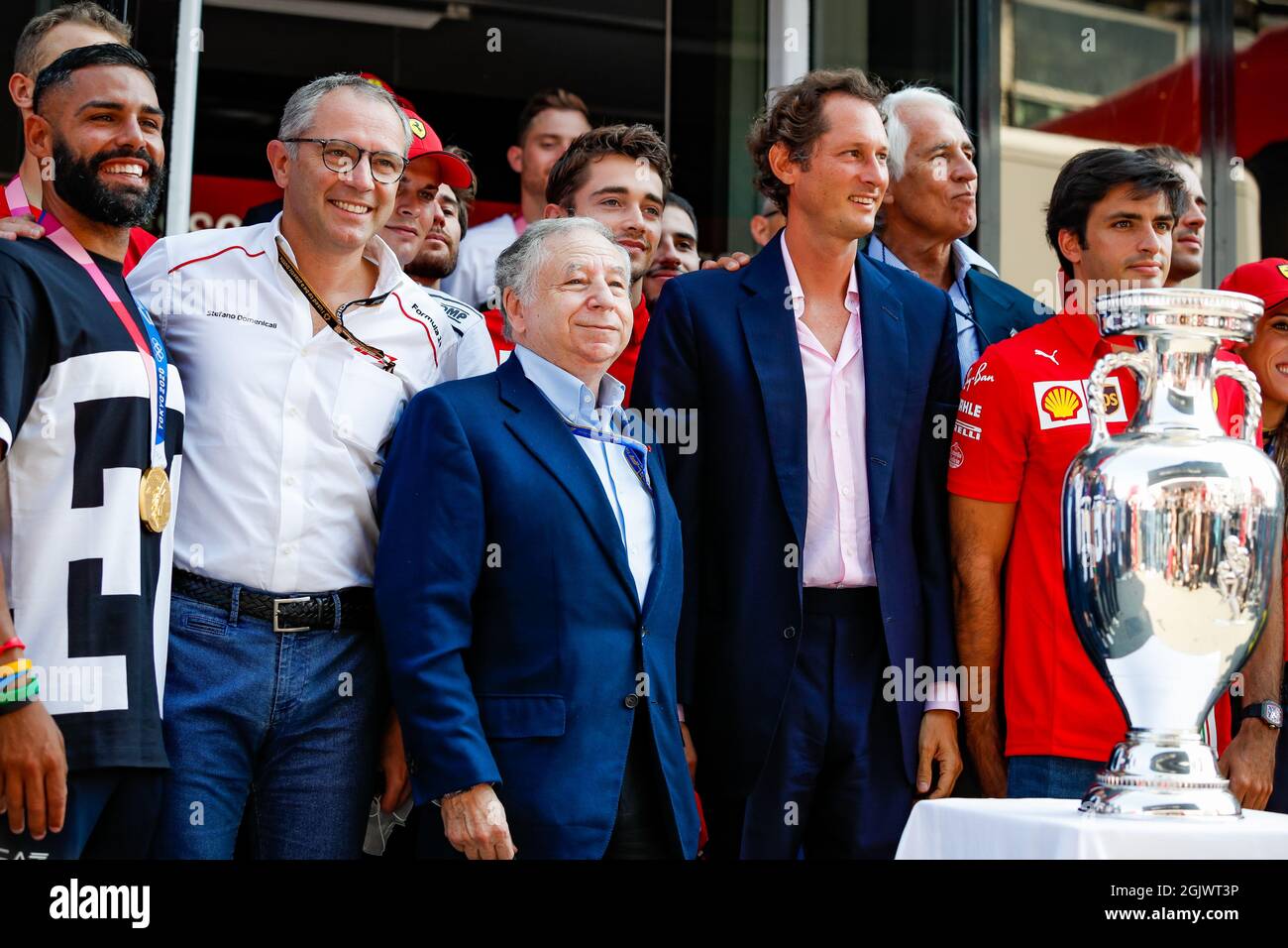 Monza, Italia. 12 settembre 2021. I piloti della Scuderia Ferrari Leclerc Charles e Sainz Carlos, in posa con i campioni italiani dei Giochi Olimpici, TODT Jean (fra), Presidente FIA, DOMENICALLI Stefano (ita), Presidente e Amministratore Delegato di Formula uno Group FOG, ed Elkann John, Presidente e Amministratore Delegato di EXOR e Presidente di Fiat Chrysler, Nel paddock con il trofeo Football Euro 2020, durante la Formula 1 Heineken Gran Premio D'italia 2021, Gran Premio d'Italia, 14° round del Campionato Mondiale FIA di Formula uno 2021 dal 9 al 12 settembre 2021 sull'Autodromo Nazionale di Monza, a Monza, Italia - Foto Stock