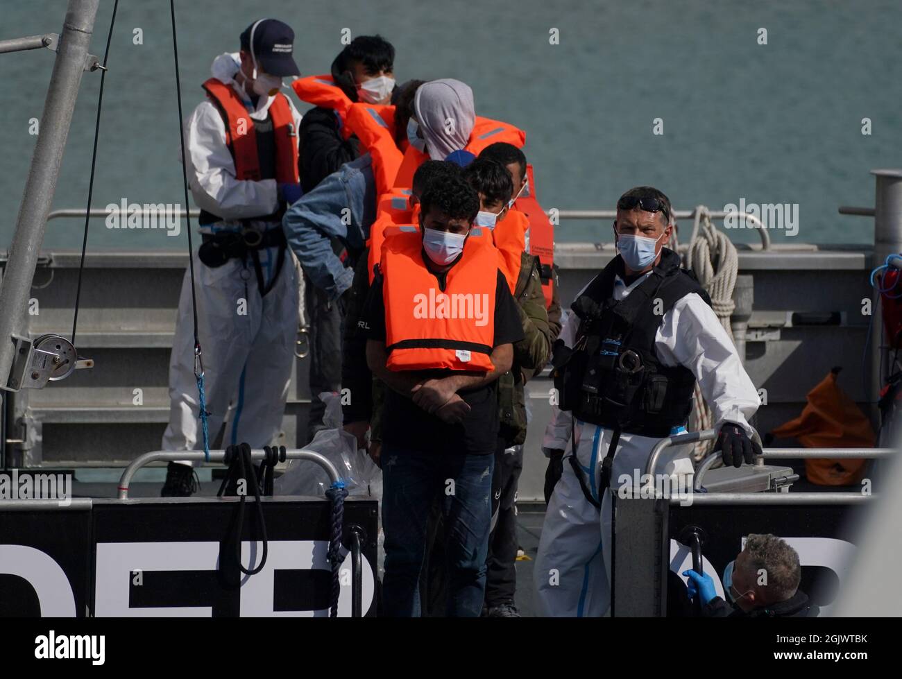 Un gruppo di persone che si pensa siano migranti viene portato a dover, nel Kent, da una barca di pattuglia della forza di confine, a seguito di un piccolo incidente in barca nella Manica. Data foto: Domenica 12 settembre 2021. Foto Stock