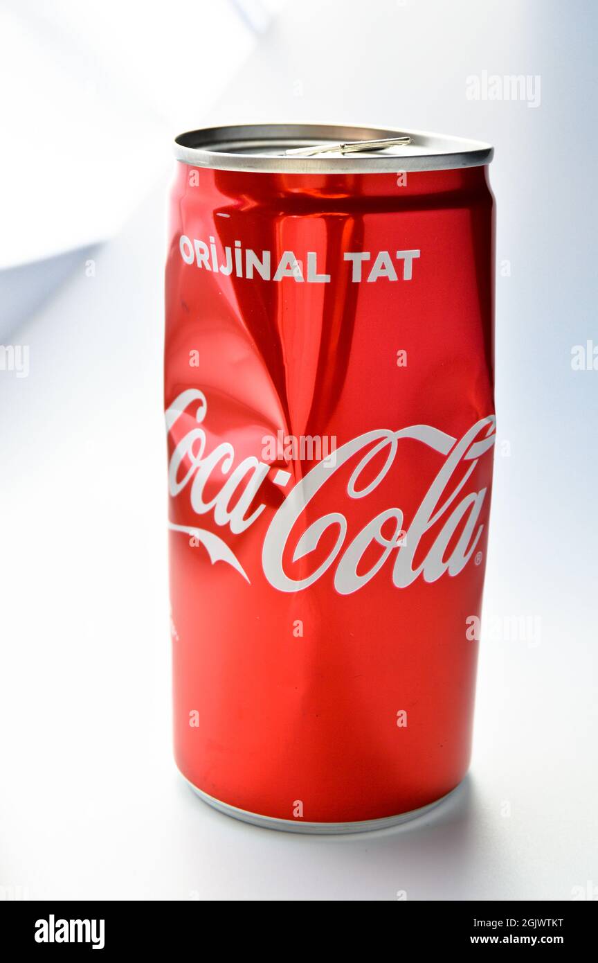 Il marchio di cola più bevente al mondo, scatola di Coca Cola in alluminio rosso, venduta in Turchia, Istanbul 28 giugno 2020 Foto Stock