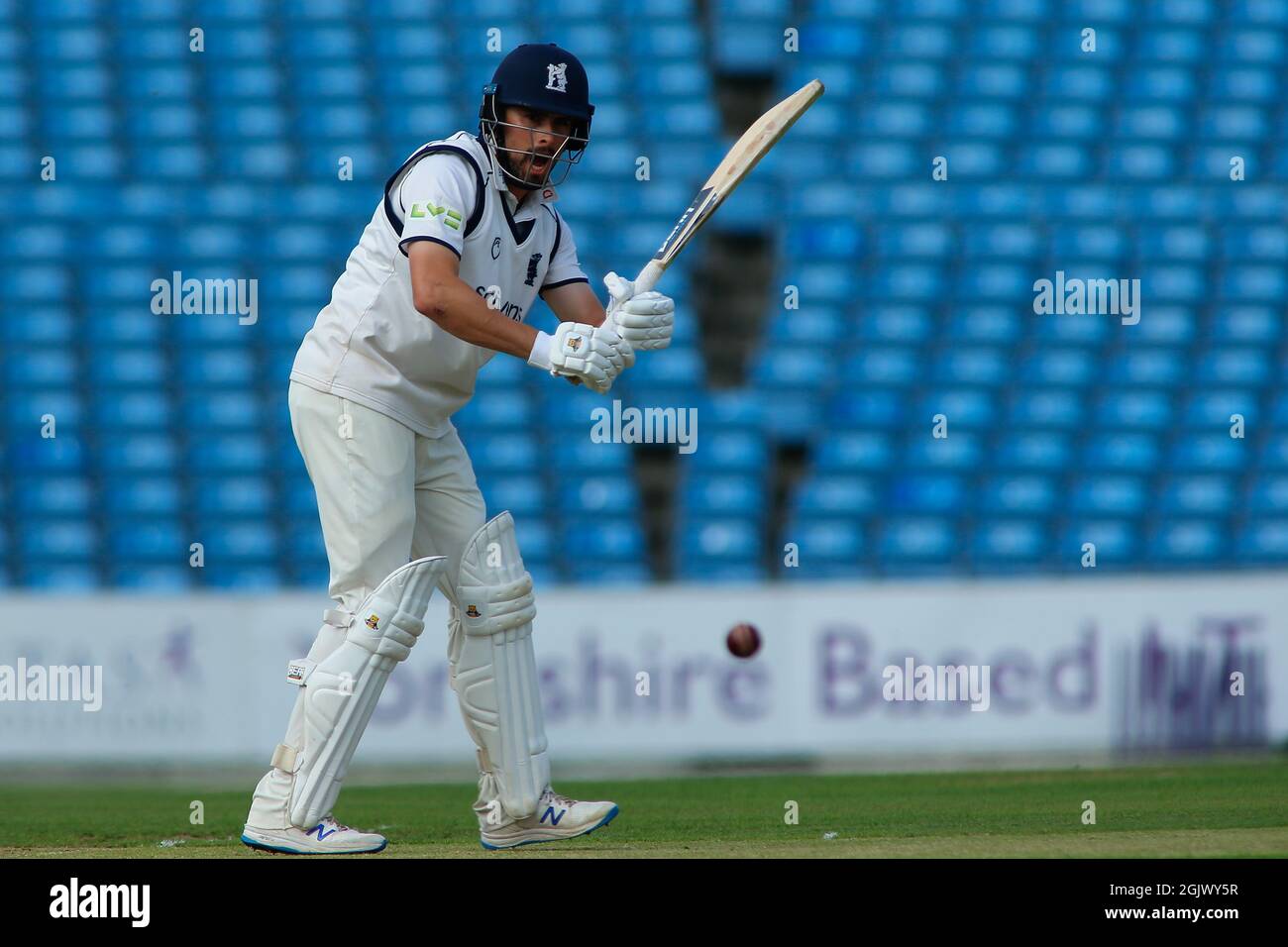 Leeds, Regno Unito. 12 settembre 2021. Yorkshire County Cricket, Emerald Headingley Stadium, Leeds, West Yorkshire, 12 settembre 2021. LV= Insurance County ChampionshipÕs Division uno - Yorkshire County Cricket Club vs Warwickshire CCC Day 1. Will Rodi del Warwickshire CCC batting. Credit: Touchlinepics/Alamy Live News Foto Stock