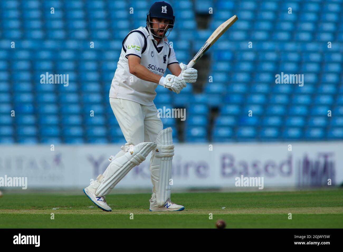 Leeds, Regno Unito. 12 settembre 2021. Yorkshire County Cricket, Emerald Headingley Stadium, Leeds, West Yorkshire, 12 settembre 2021. LV= Insurance County ChampionshipÕs Division uno - Yorkshire County Cricket Club vs Warwickshire CCC Day 1. Will Rodi del Warwickshire CCC batting. Credit: Touchlinepics/Alamy Live News Foto Stock