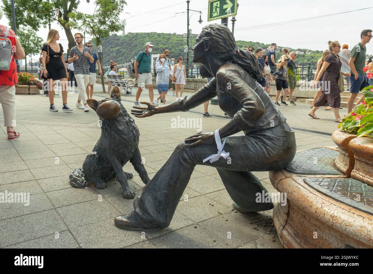 BUDAPEST, UNGHERIA - 19 AGOSTO 2021: Ragazza con la sua statua del cane a Budapest Foto Stock