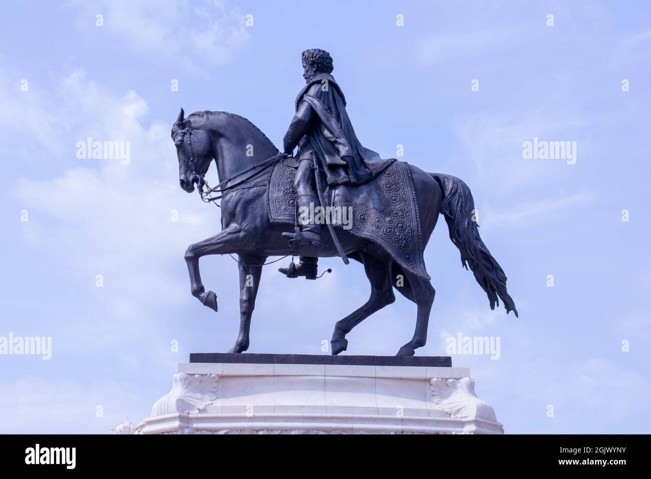 BUDAPEST, UNGHERIA - 19 AGOSTO 2021: La statua equestre di bronzo del conte Gyula Andrassy di fronte all'edificio del Parlamento nel centro di Budapest. Foto Stock