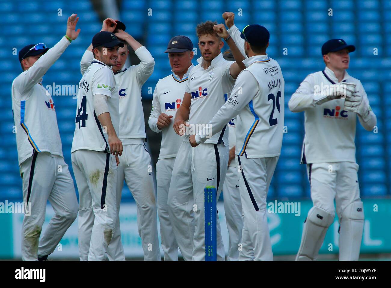 Leeds, Regno Unito. 12 settembre 2021. Yorkshire County Cricket, Emerald Headingley Stadium, Leeds, West Yorkshire, 12 settembre 2021. LV= Insurance County ChampionshipÕs Division uno - Yorkshire County Cricket Club vs Warwickshire CCC Day 1. Ben Coad (C) dello Yorkshire County Cricket Club celebra la presa del cricket di Will Rodi del Warwickshire CCC catturato da Harry Duke. Credit: Touchlinepics/Alamy Live News Foto Stock