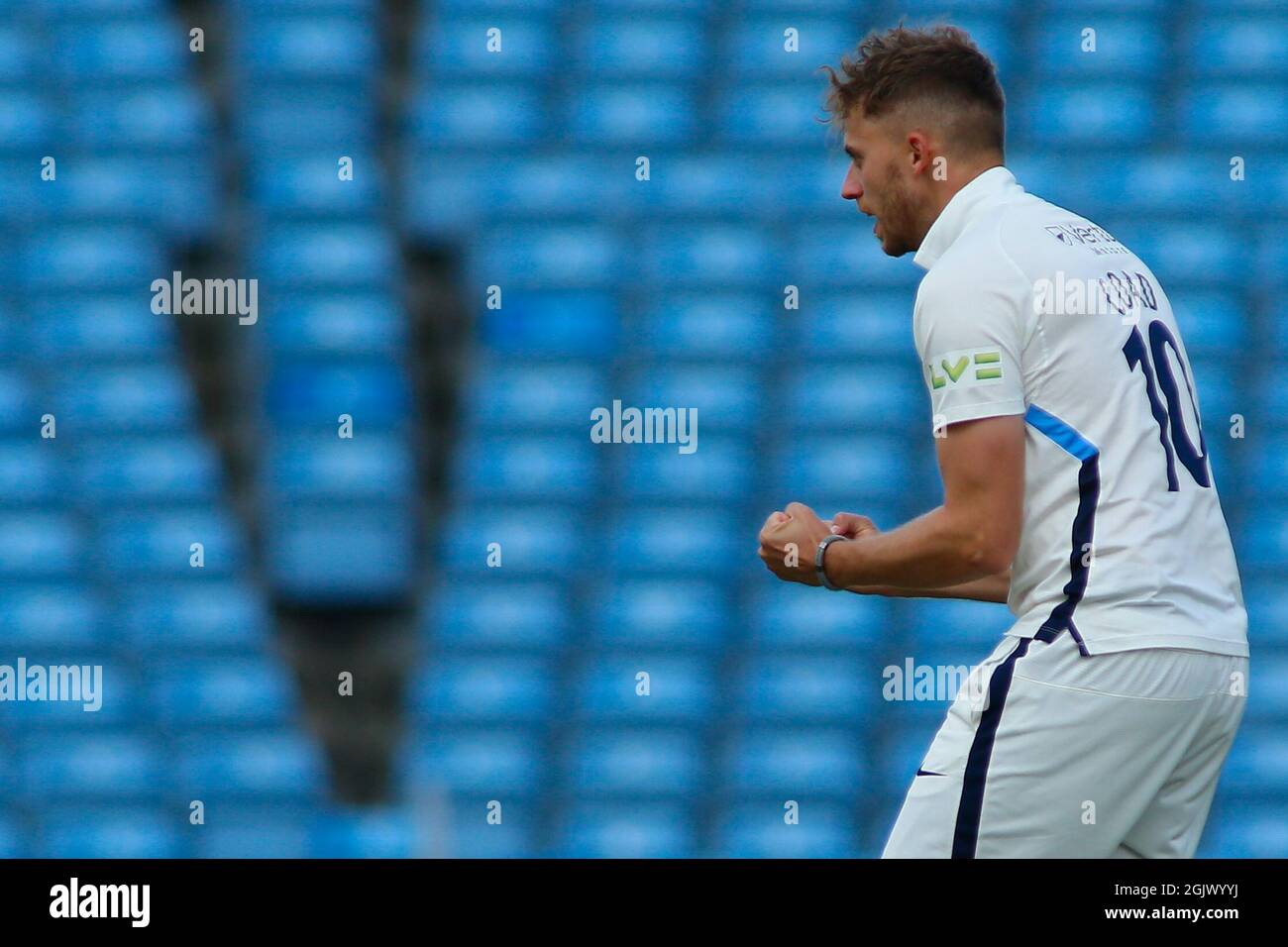 Leeds, Regno Unito. 12 settembre 2021. Yorkshire County Cricket, Emerald Headingley Stadium, Leeds, West Yorkshire, 12 settembre 2021. LV= Insurance County ChampionshipÕs Division uno - Yorkshire County Cricket Club vs Warwickshire CCC Day 1. Ben Coad (C) dello Yorkshire County Cricket Club celebra la presa del cricket di Will Rodi del Warwickshire CCC catturato da Harry Duke. Credit: Touchlinepics/Alamy Live News Foto Stock