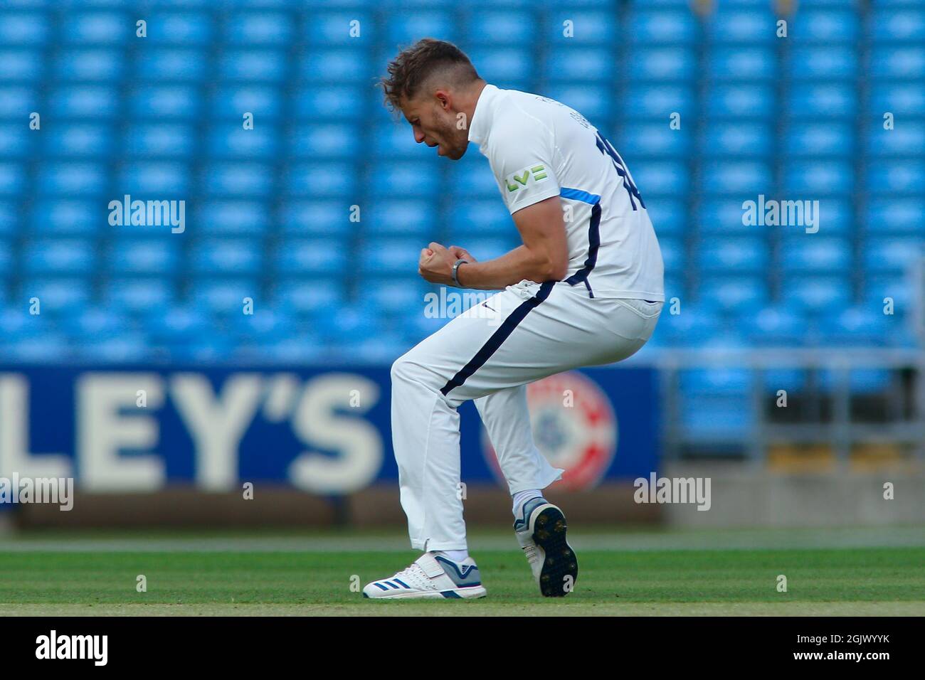 Leeds, Regno Unito. 12 settembre 2021. Yorkshire County Cricket, Emerald Headingley Stadium, Leeds, West Yorkshire, 12 settembre 2021. LV= Insurance County ChampionshipÕs Division uno - Yorkshire County Cricket Club vs Warwickshire CCC Day 1. Ben Coad (C) dello Yorkshire County Cricket Club celebra la presa del cricket di Will Rodi del Warwickshire CCC catturato da Harry Duke. Credit: Touchlinepics/Alamy Live News Foto Stock