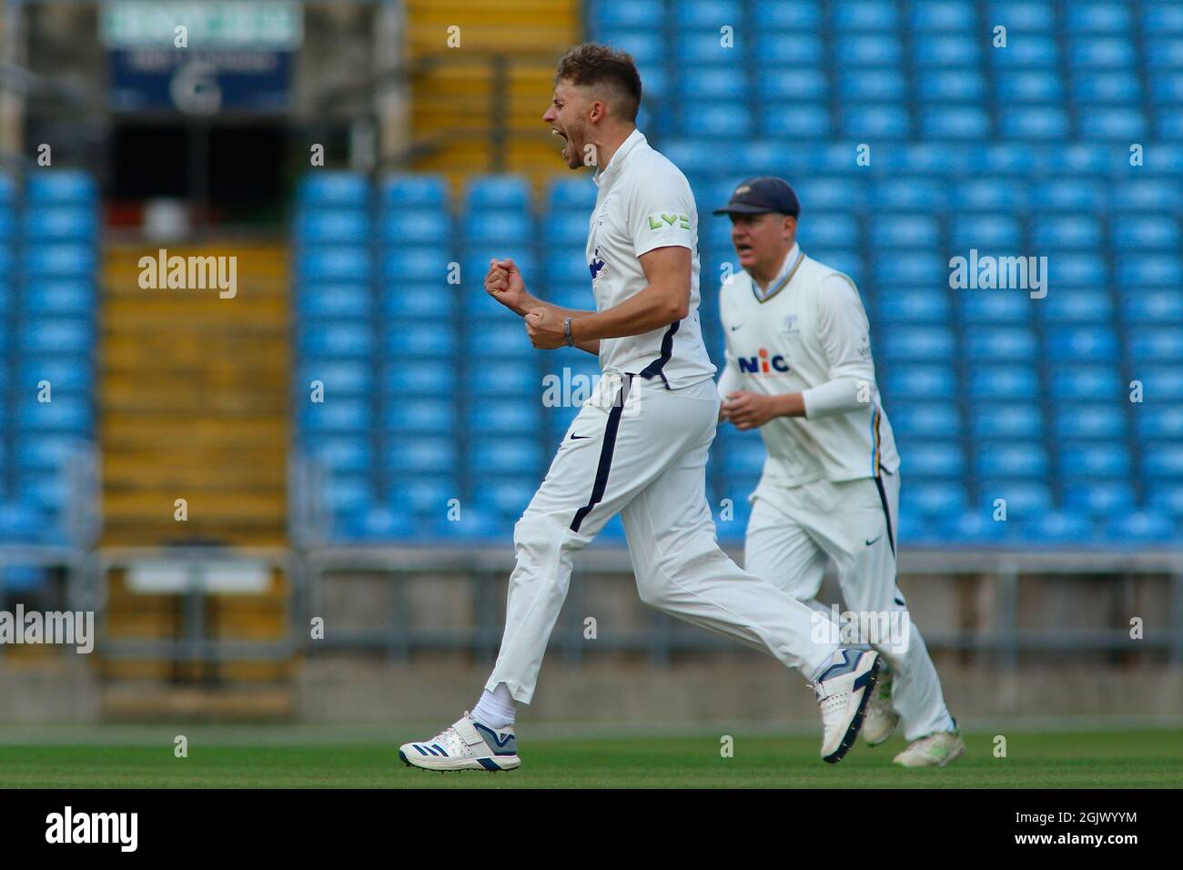 Leeds, Regno Unito. 12 settembre 2021. Yorkshire County Cricket, Emerald Headingley Stadium, Leeds, West Yorkshire, 12 settembre 2021. LV= Insurance County ChampionshipÕs Division uno - Yorkshire County Cricket Club vs Warwickshire CCC Day 1. Ben Coad (C) dello Yorkshire County Cricket Club celebra la presa del cricket di Will Rodi del Warwickshire CCC catturato da Harry Duke. Credit: Touchlinepics/Alamy Live News Foto Stock