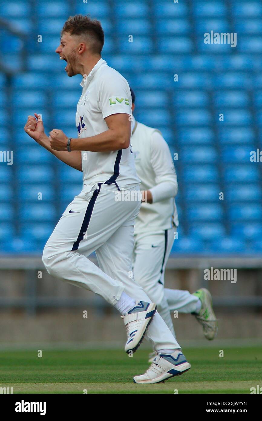 Leeds, Regno Unito. 12 settembre 2021. Yorkshire County Cricket, Emerald Headingley Stadium, Leeds, West Yorkshire, 12 settembre 2021. LV= Insurance County ChampionshipÕs Division uno - Yorkshire County Cricket Club vs Warwickshire CCC Day 1. Ben Coad (C) dello Yorkshire County Cricket Club celebra la presa del cricket di Will Rodi del Warwickshire CCC catturato da Harry Duke. Credit: Touchlinepics/Alamy Live News Foto Stock