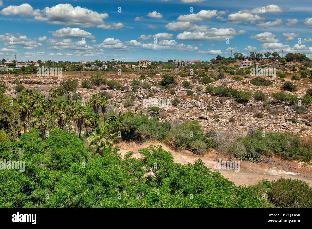 Paesaggio con giardini, vista dall'alto in Ayia Napa, Cipro. Foto Stock