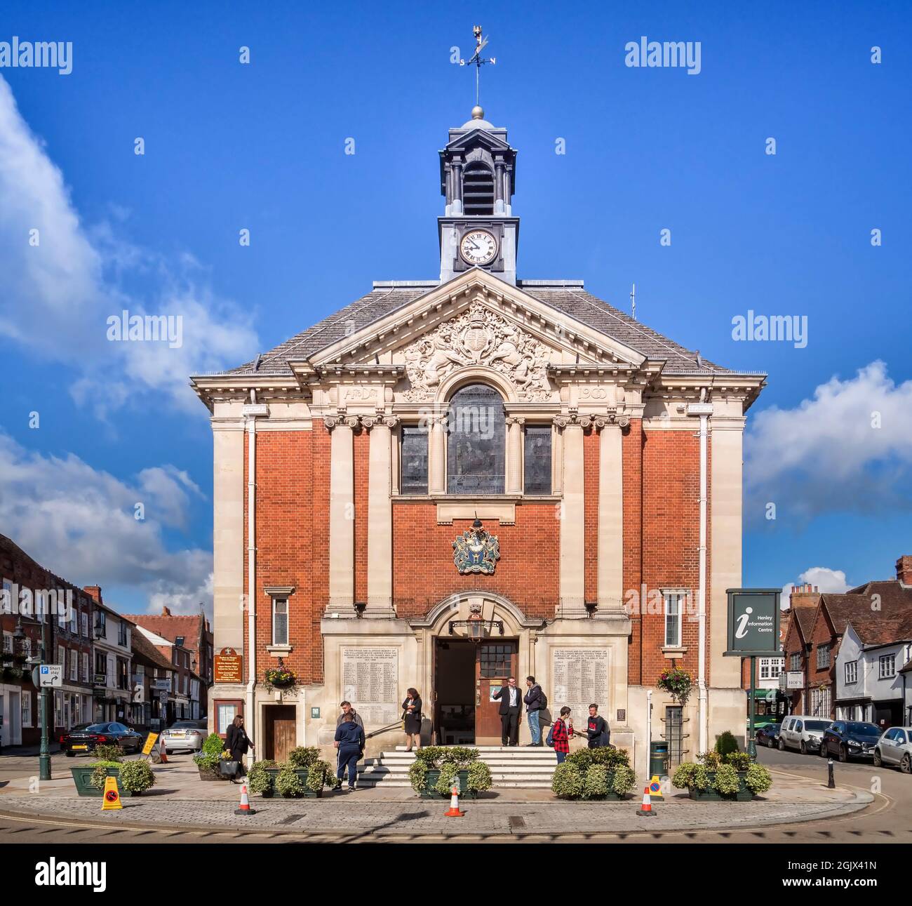 6 giugno 2019: Henley-on-Thames, Oxfordshire -il Municipio, con persone che si riunono all'esterno, in una bella giornata estiva. È datata 1900. Foto Stock