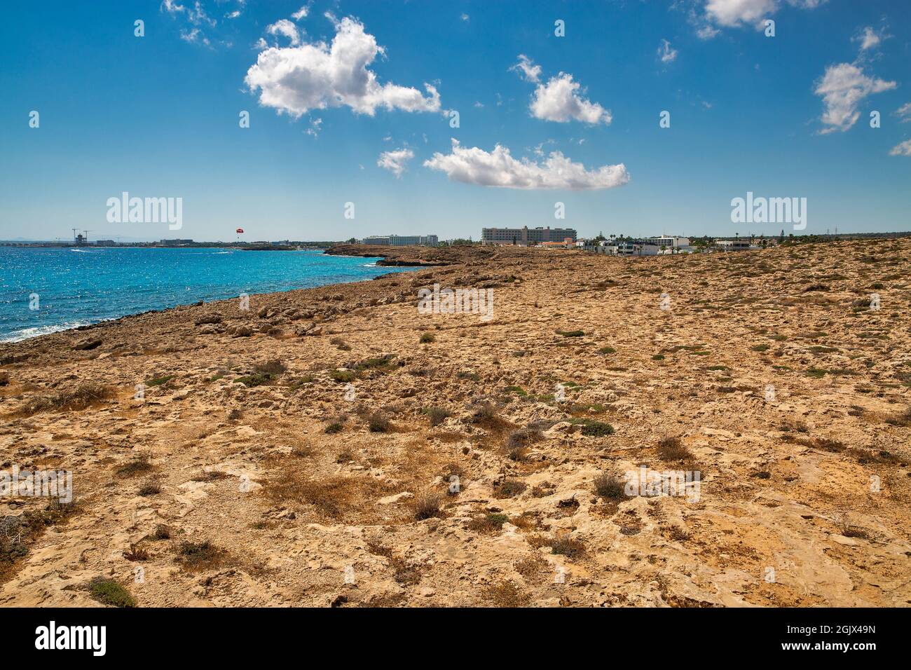 Paesaggio estivo con Ayia Napa paesaggio urbano e Nissi spiaggia in lontananza, Cipro. Foto Stock