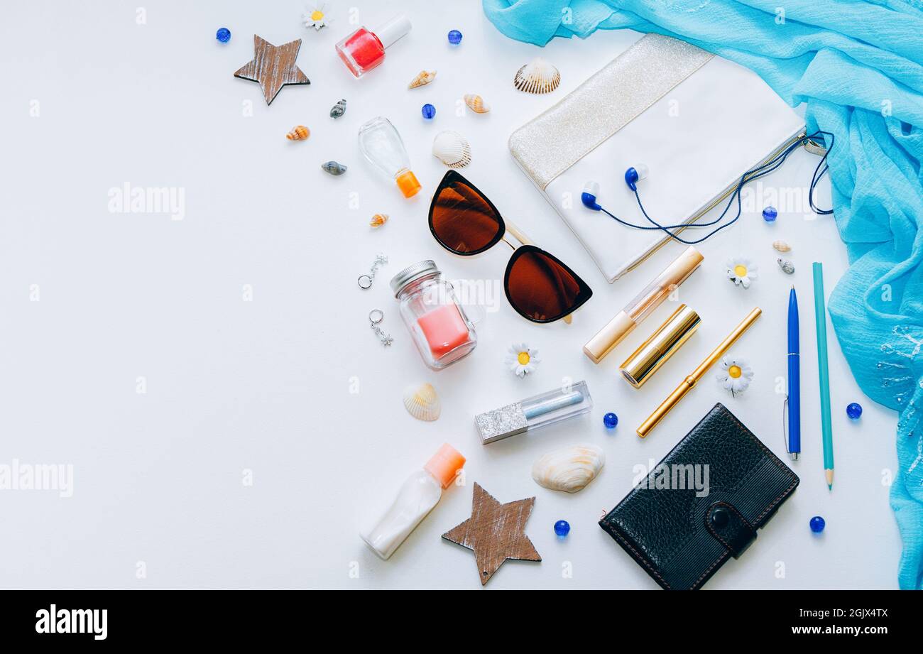 Vestito di giovane donna o ragazza adolescente moderna su sfondo bianco - cosmetici e accessori per lo stile di vita. Oggetti di posa piatti. Foto Stock