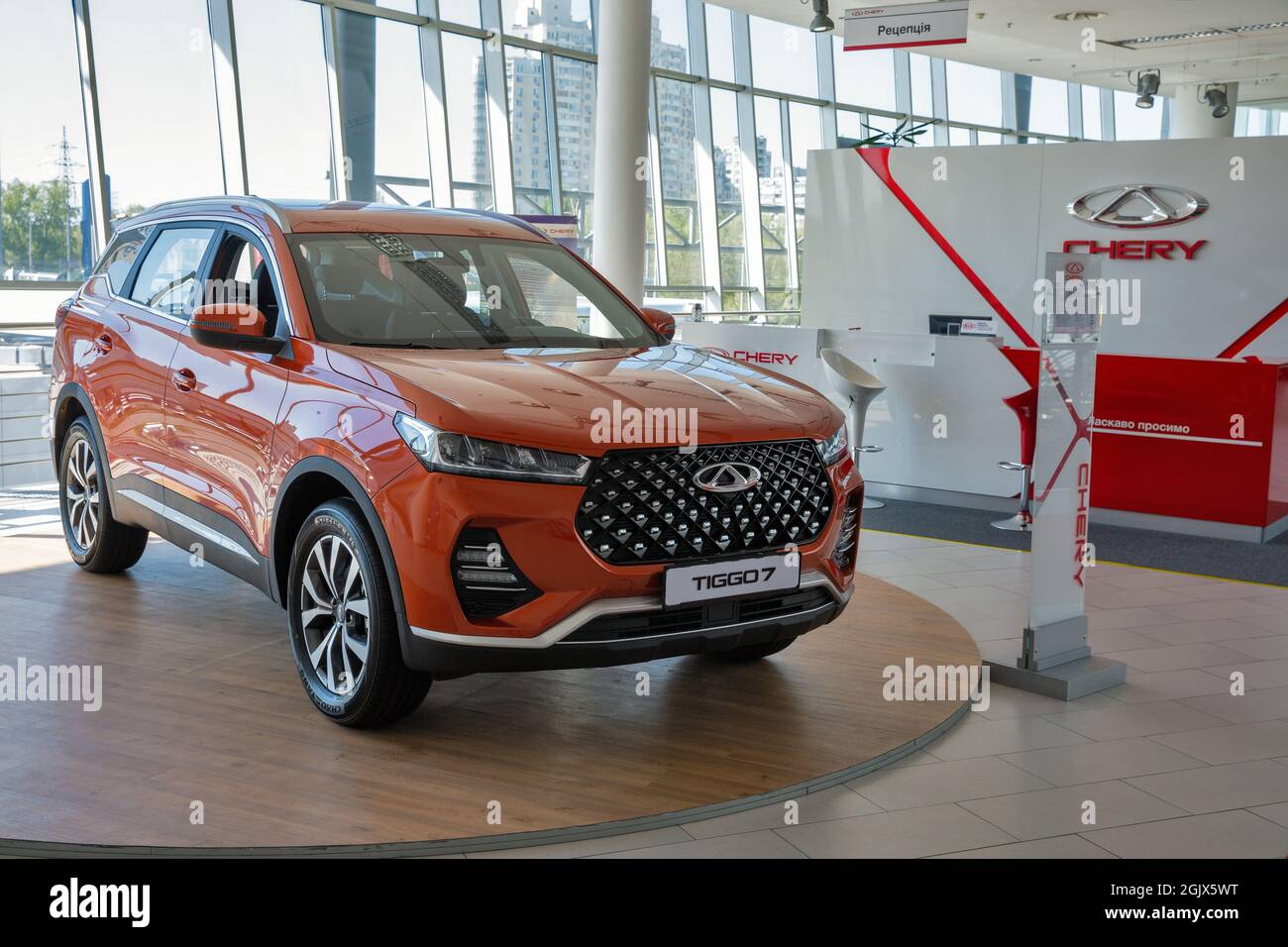 KIEV, UCRAINA - 10 MAGGIO 2021: Nuova auto arancione Chery Tiggo 7 in mostra nella concessionaria Automotive Center. Chery è un automobi di proprietà statale cinese Foto Stock
