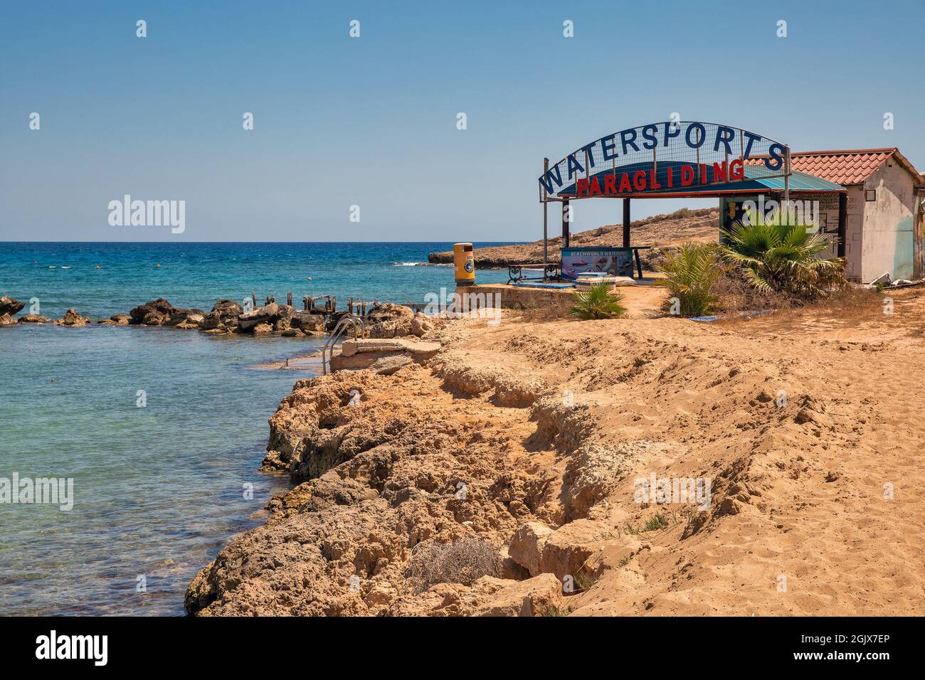 AYIA NAPA, CIPRO - 23 MAGGIO 2021: Sport acquatici Stazione di parapendio vicino alla spiaggia di Pernera. Ayia Napa è una località turistica all'estremità orientale del Foto Stock