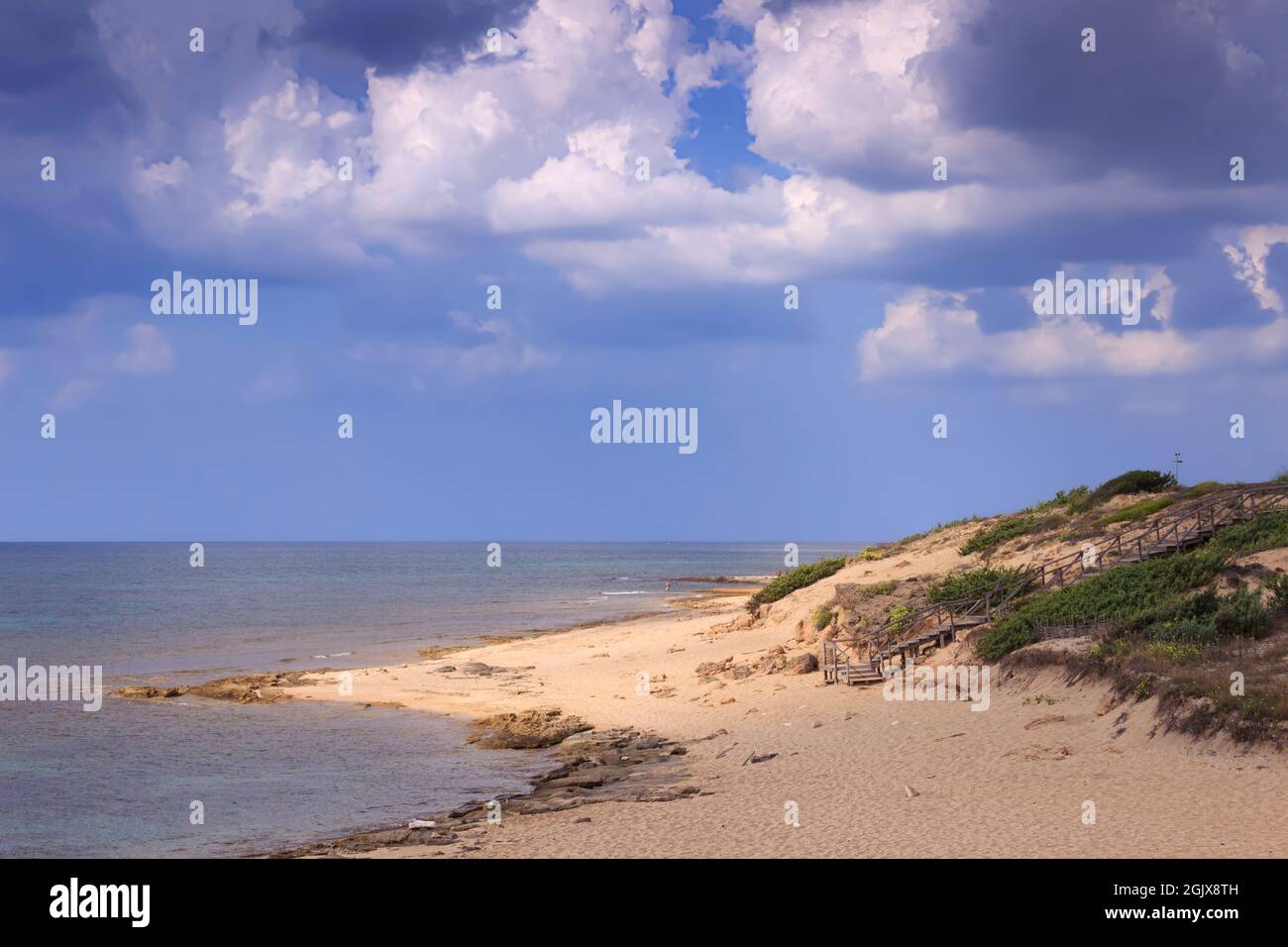 Scoprire l'Italia: Una delle spiagge italiane più belle della Puglia si trova nel Parco delle Dune di Campomarino. Foto Stock