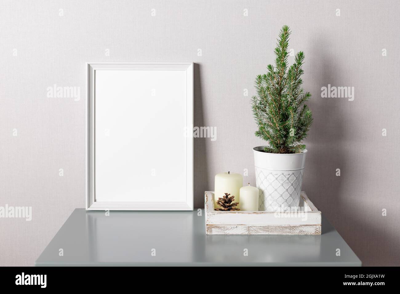 Bianco bianco mockup cornice e albero di Natale in vaso Foto Stock