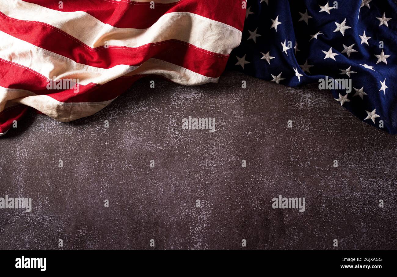 Happy Martin Luther King Day anniversario concetto. Bandiera americana su sfondo di pietra scura Foto Stock