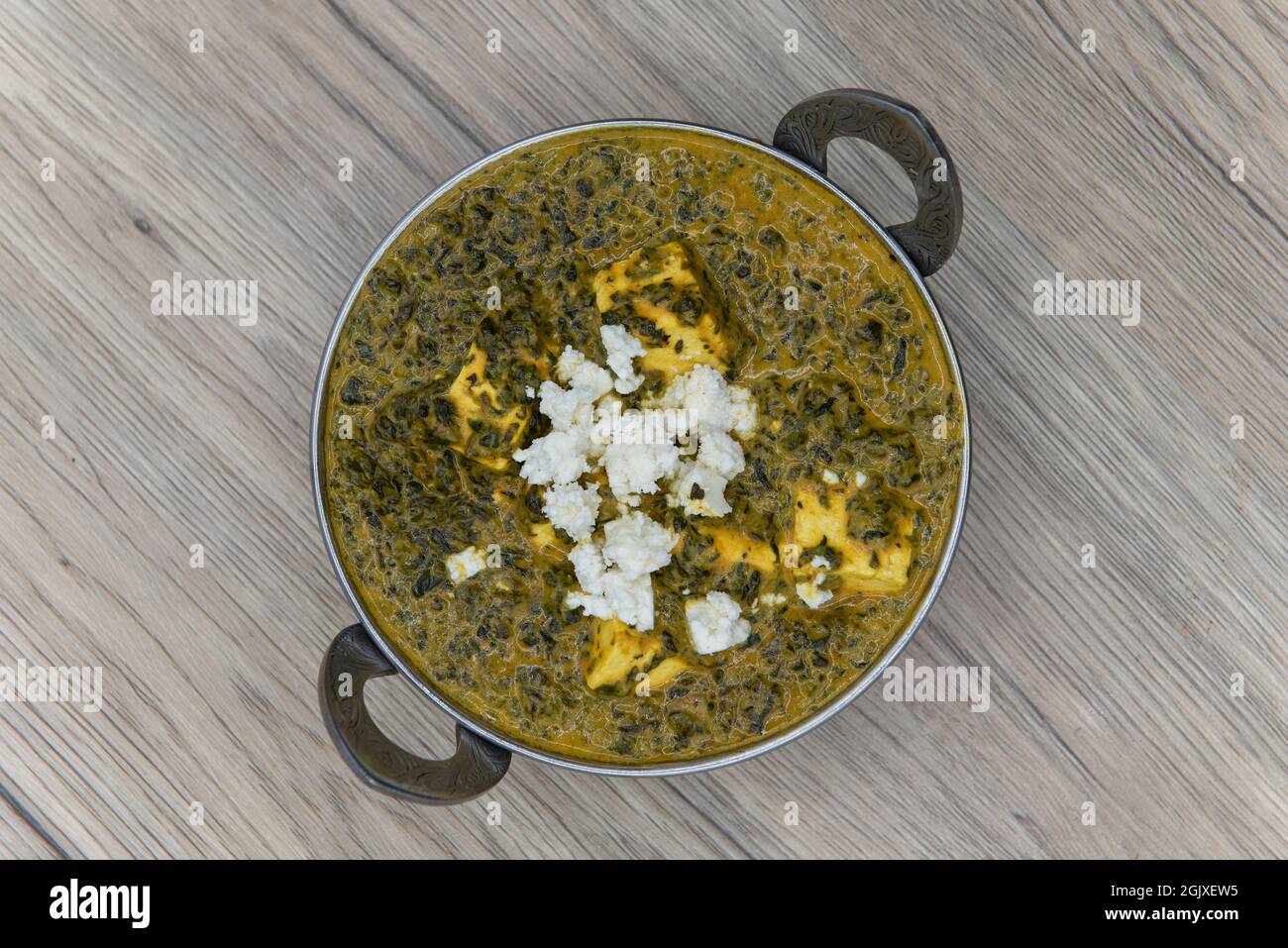 Vista dall'alto di spinaci aromatizzati con paneer di sag in una ciotola del ristorante indiano cucinati e conditi perfettamente. Foto Stock