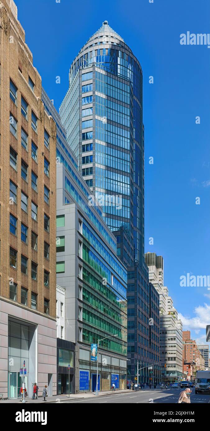 750 Lexington Avenue, International Plaza, porta forme e colori audaci nel Midtown East di Manhattan. La torre a 30 piani è meglio vista da lontano. Foto Stock