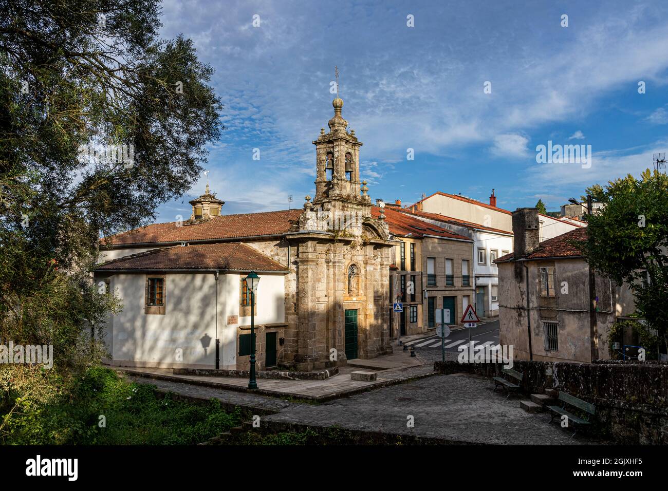 Santiago de Compostela, Spagna. La Cappella di o Carme de Abaixo (basso Carmelo), una chiesa vicino al fiume Sarela Foto Stock