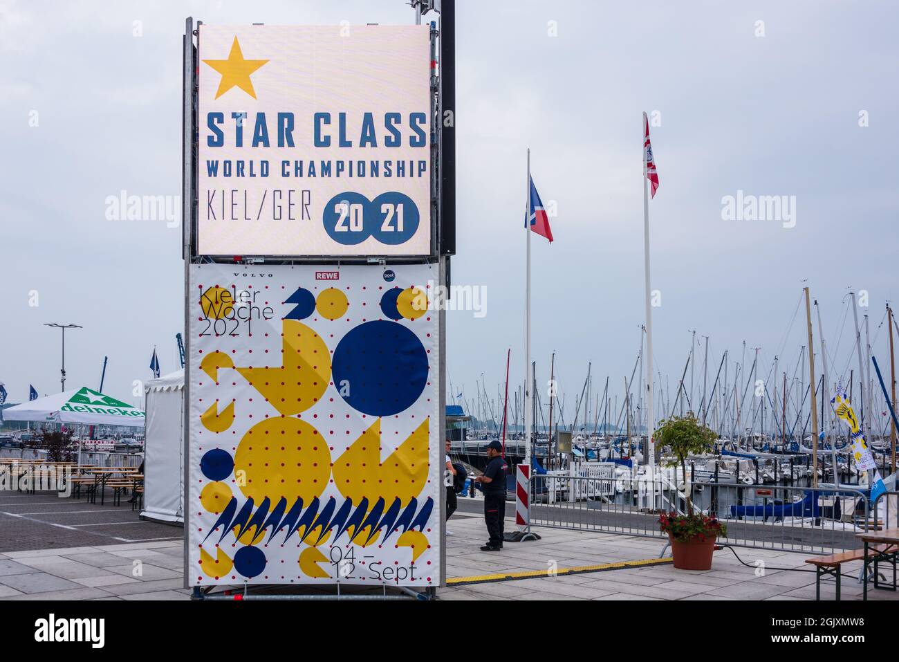 Weltmeisterschaften Starboot bei der Kieler Woche 2021 Videoleinwand auf dem Hafenvorfeld a Kiel-Schiksee Foto Stock