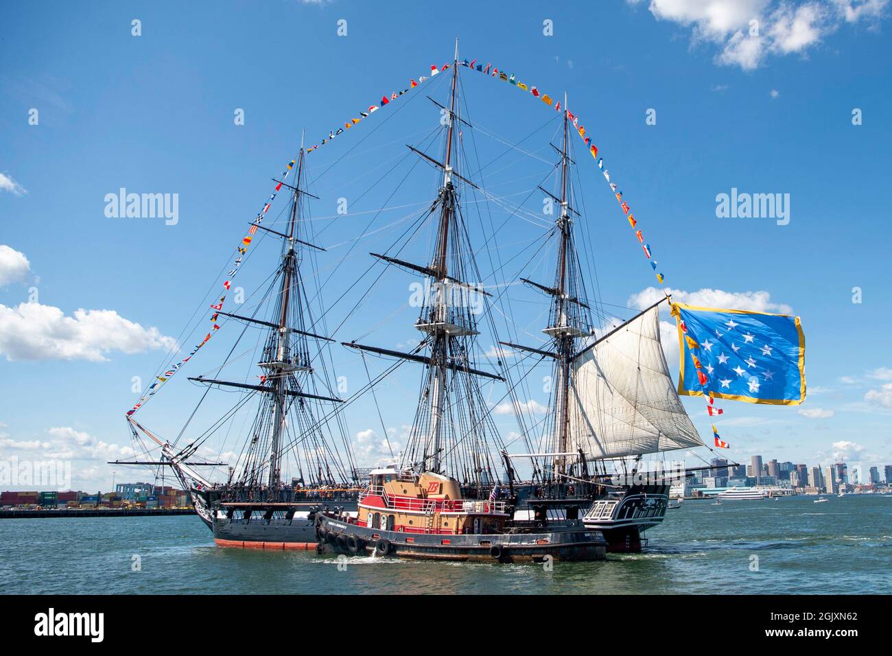 Boston, Stati Uniti. 11 Settembre 2021. La nave marina più antica della nazione, la USS Constitution veleggia per commemorare il 20° anniversario degli attacchi terroristici del 9/11, il 11 settembre 2021 a Boston Harbor, Massachusetts. L'evento commemora le quasi 3,000 persone uccise dai terroristi l'11 settembre 2001. Credit: MC3 Alec Kramer/U.S. Navy/Alamy Live News Foto Stock