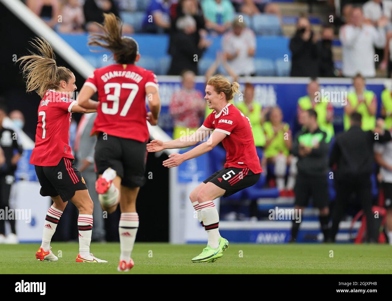 LEICESTER, REGNO UNITO 12 SETTEMBRE. Ella Toone di Manchester United festeggia con i compagni di squadra dopo aver aperto il punteggio durante la partita Barclays fa Women's Super League tra Leicester City e Manchester United al King Power Stadium di Leicester domenica 12 settembre 2021. (Credit: James Holyoak | MI News) Credit: MI News & Sport /Alamy Live News Foto Stock