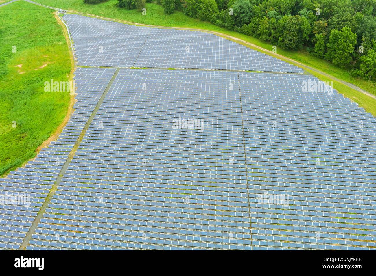 Vista aerea dei pannelli solari con energia alternativa verde rinnovabile Foto Stock