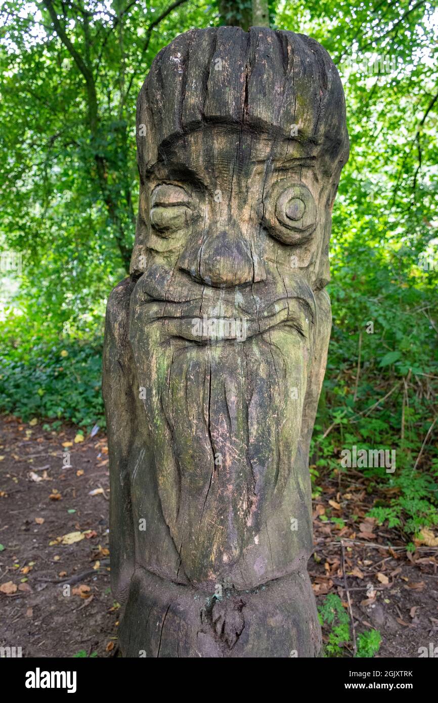 Uno dei Trolls sculture, Burrs Country Park, Bury, Manchester, Inghilterra, REGNO UNITO. Progettato da alunni delle scuole elementari locali, con Angela Sidwell. Foto Stock