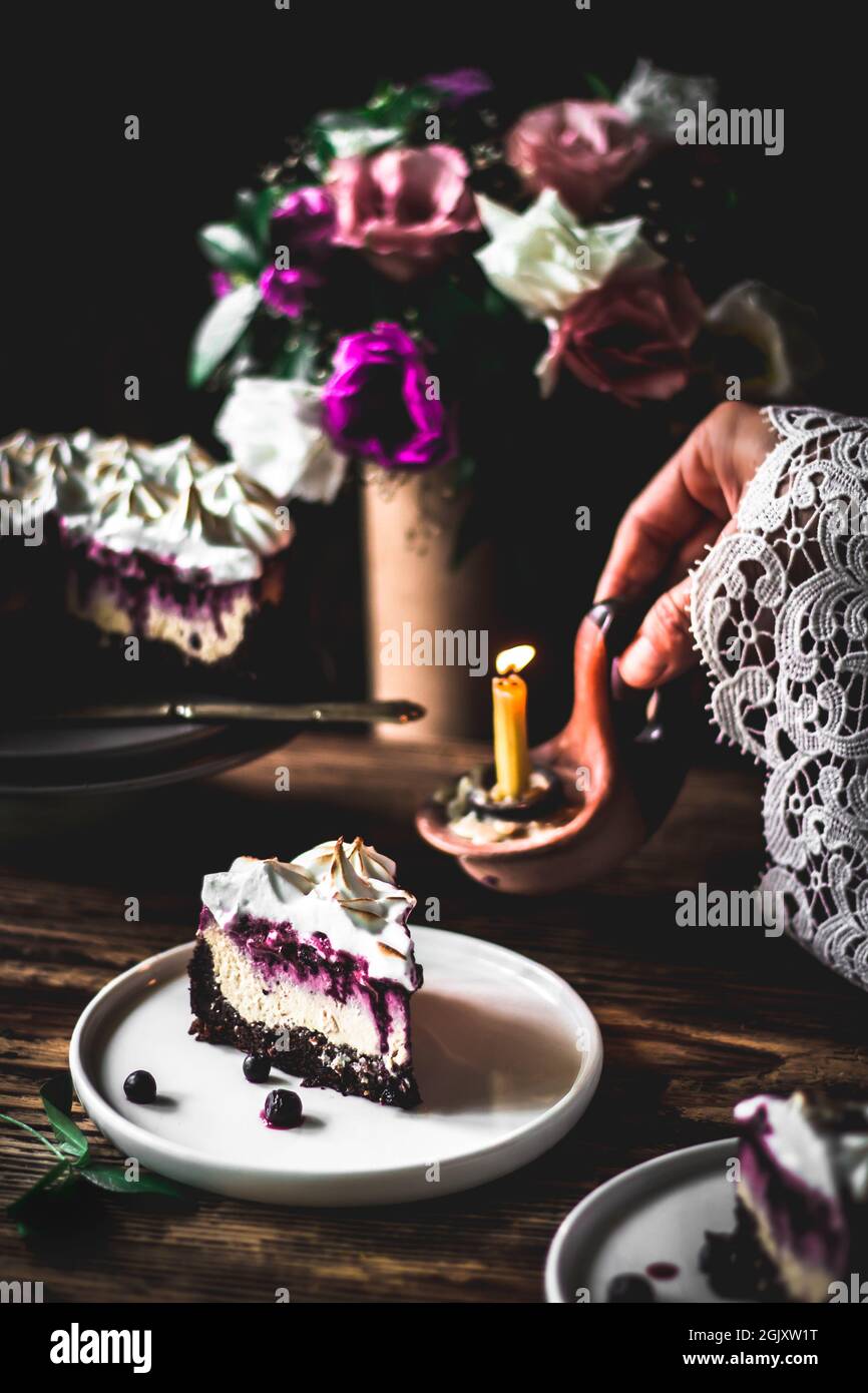 Cheesecake al mirtillo al cioccolato. Una parte del pezzo di cheesecake a fuoco. Foto Stock