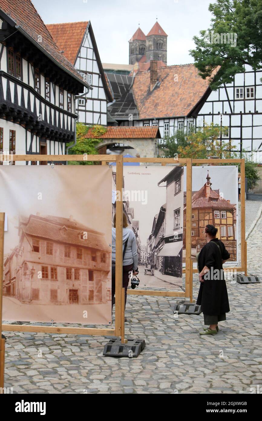 Quedlinburg, Germania. 12 settembre 2021. Le viste storiche di Quedlinburg sono esposte nel centro della città di Harz. Nella regione di Harz, numerose case elencate hanno aperto le loro porte al pubblico durante il fine settimana Open Monument Day. Credit: dpa/dpa-Zentralbild/ZB/dpa/Alamy Live News Foto Stock