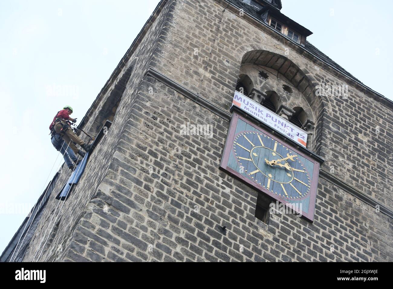 Quedlinburg, Germania. 12 settembre 2021. Un uomo si abbassa da una torre di chiesa. Nell'ambito dell'Open Monument Day, i monumenti storici hanno avuto un'azione versatile. Nella regione di Harz, numerose case elencate hanno aperto le loro porte al pubblico durante il fine settimana Open Monument Day. Credit: dpa/dpa-Zentralbild/ZB/dpa/Alamy Live News Foto Stock