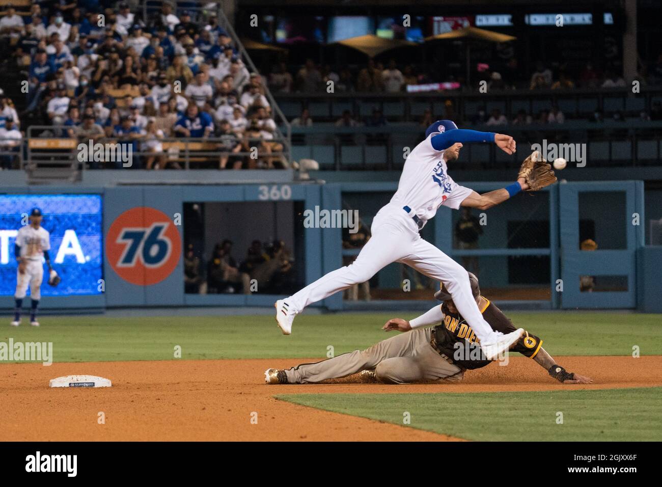San Diego Padres terzo baseman Manny Machado (13) ruba la terza base come Los Angeles Dodgers shortstop Trea Turner (6) cattura un tiro tardivo durante un MLB Foto Stock