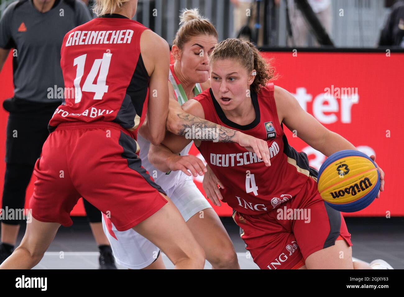 Luana Rodefeld (Germania) e Alexandra Theodorean (Ungheria) in azione durante la FIBA 3x3 Europe Cup 2021, Campionato europeo di pallacanestro a Parigi, Francia, settembre 12 2021 Foto Stock