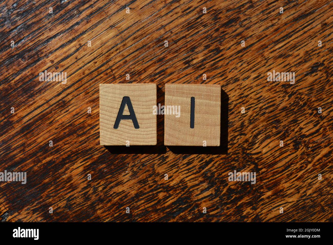 Ai abbreviazione di intelligenza artificiale, in lettere in alfabeto di legno isolate su legno testurizzato Foto Stock