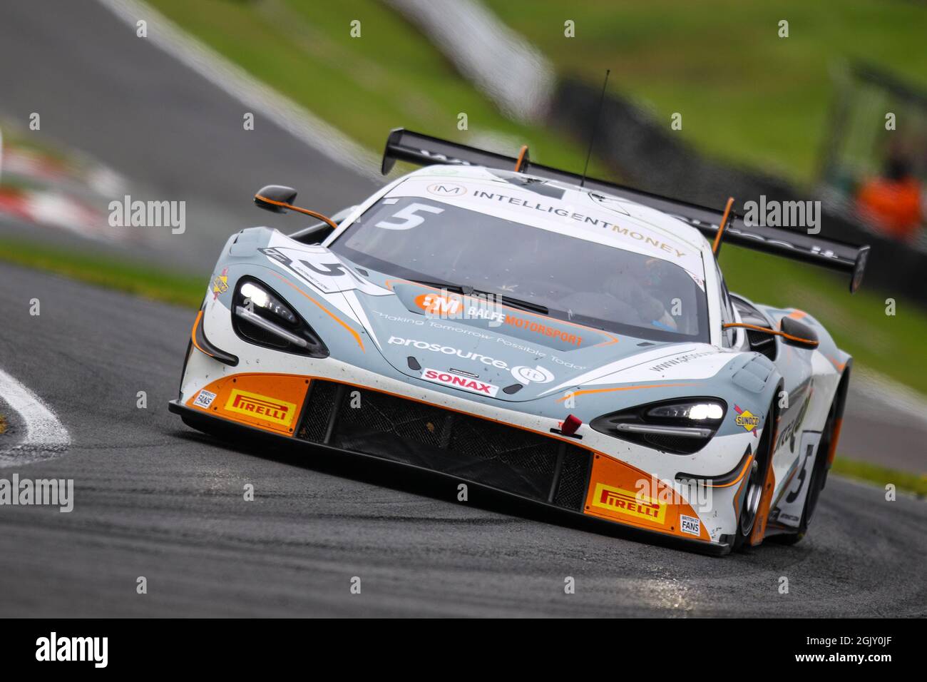 Balfe Motorsport (#5) McLaren 720S GT3 guidato da Stewart Proctor & Lewis Proctor GT3 Silver/Am durante l'Intelligent Money British GT Championship Round 7 a Oulton Park, Little Budworth, Inghilterra, il 12 settembre 2021. Foto di Jurek Biegus. Solo per uso editoriale, licenza richiesta per uso commerciale. Foto Stock